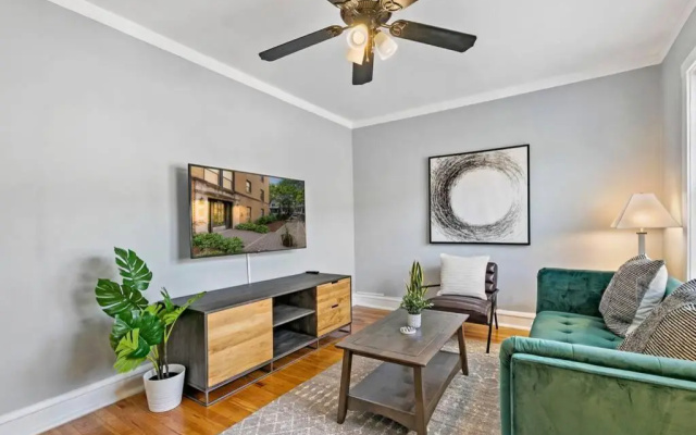 photo 3 of 1BR Chicago-style Apartment Close to Everything!