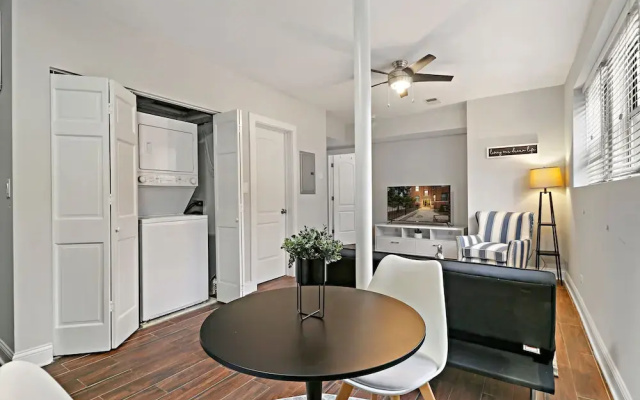 photo 4 of 1BR Delightful Apartment in Ravenswood