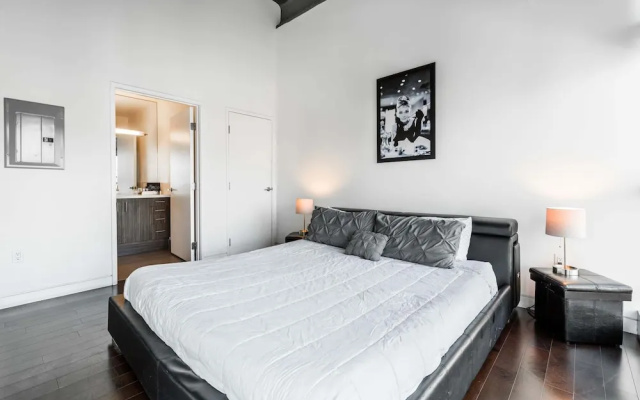 photo 2 of 1br Furnished Apartment In Hollywood - Walk Of Fame 1 Bedroom Apts by RedAwning