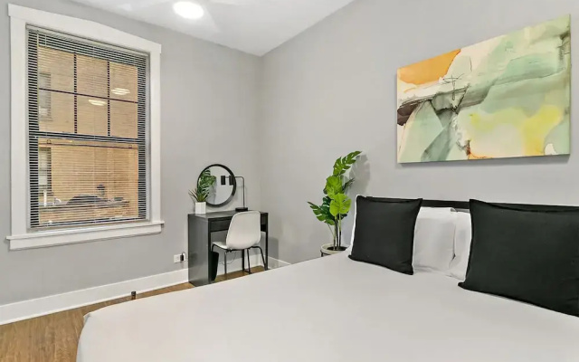photo 4 of 1BR Magnificent Apt in Belmont Chicago