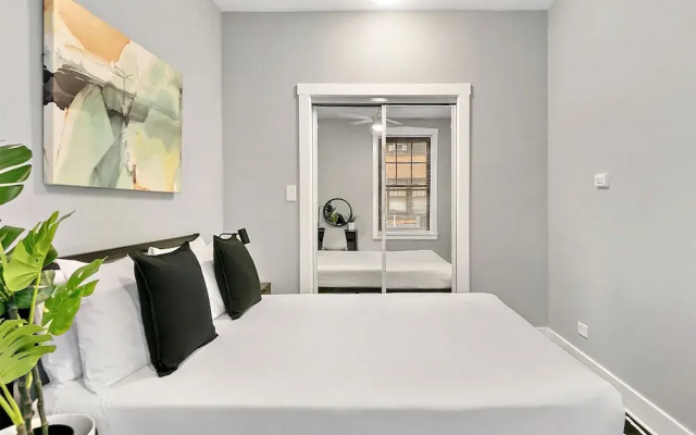 photo 5 of 1BR Magnificent Apt in Belmont Chicago