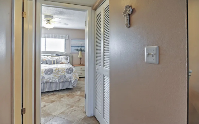 photo 5 of Beachfront St Petersburg Condo w/ Community Pool!