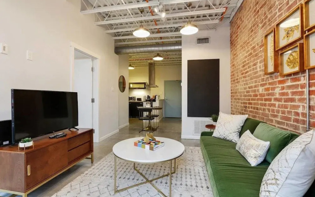 photo 3 of 1br/1ba w/ Exposed-brick Apt in DT Nola by Domio