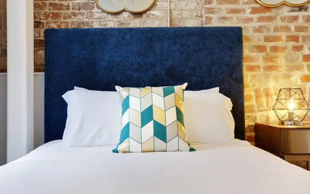 photo 5 of 1br/1ba w/ Exposed-brick Apt in DT Nola by Domio