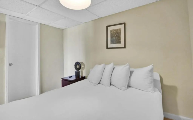 photo 3 of 1BR1BATH GORGEOUS HALLANDALE BEACH with POOL and FREE PARKING