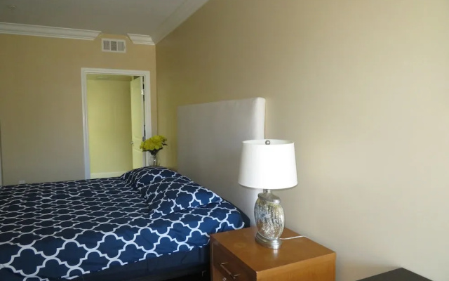 photo 5 of 2 Bed 2 Bath in Studio City