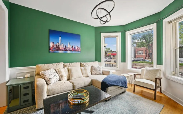 photo 2 of 2 Bed Apt w/ Office, Free Parking, Near Wrigley
