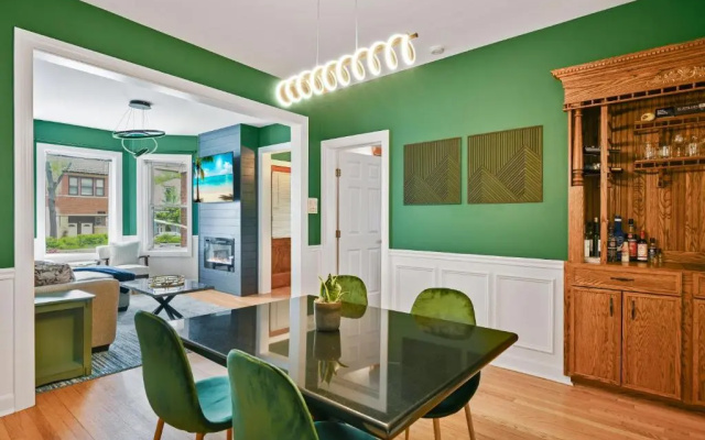 photo 3 of 2 Bed Apt w/ Office, Free Parking, Near Wrigley