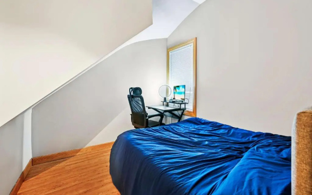 photo 5 of 2 Bed Apt w/ Office, Free Parking, Near Wrigley