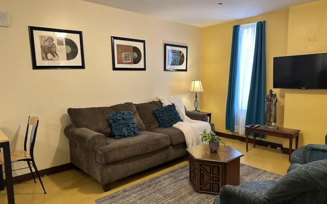 photo 2 of 2 Bedroom Downtown Apt City Views Park Walk