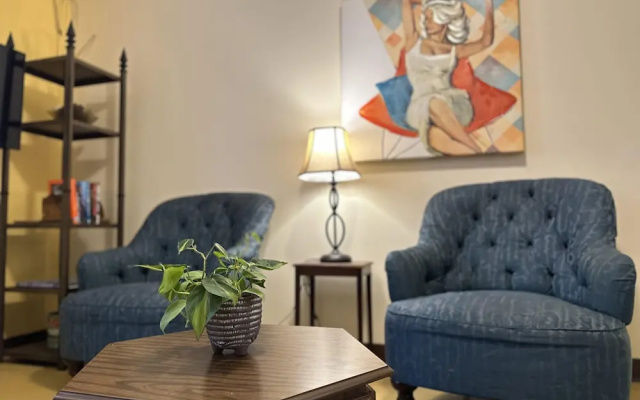 photo 3 of 2 Bedroom Downtown Apt City Views Park Walk