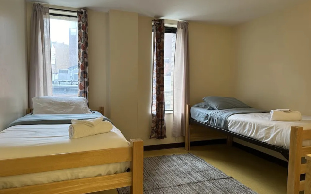 photo 4 of 2 Bedroom Downtown Apt City Views Park Walk