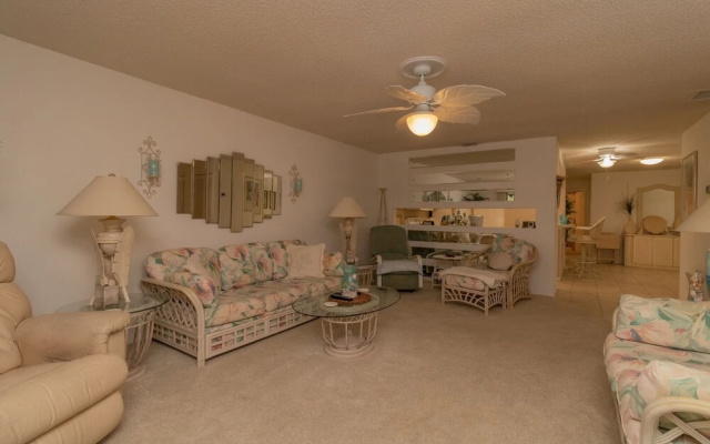 photo 3 of 2 Bedroom With Community Pool Close To The Beaches 2 Condo by Redawning