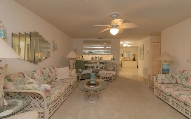 photo 4 of 2 Bedroom With Community Pool Close To The Beaches 2 Condo by Redawning