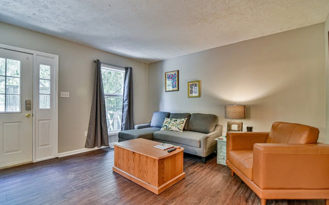 photo 2 of 2 BR apt near Mtn to Sea Hiking Trail