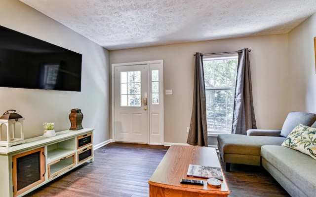photo 3 of 2 BR apt near Mtn to Sea Hiking Trail