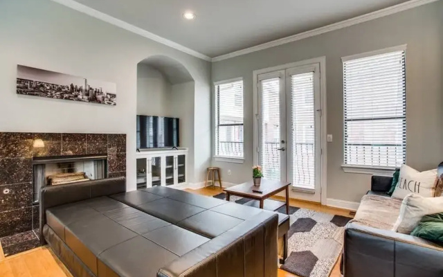 photo 3 of 2 Huge Townhouses in Oak Lawn PERFECT for groups