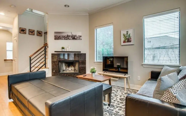 photo 5 of 2 Huge Townhouses in Oak Lawn PERFECT for groups