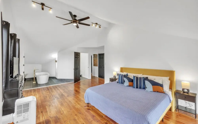 photo 2 of 2 King/3 Bath, Toddler Friendly, Free Parking/laundry 2 Bedroom Duplex by Redawning