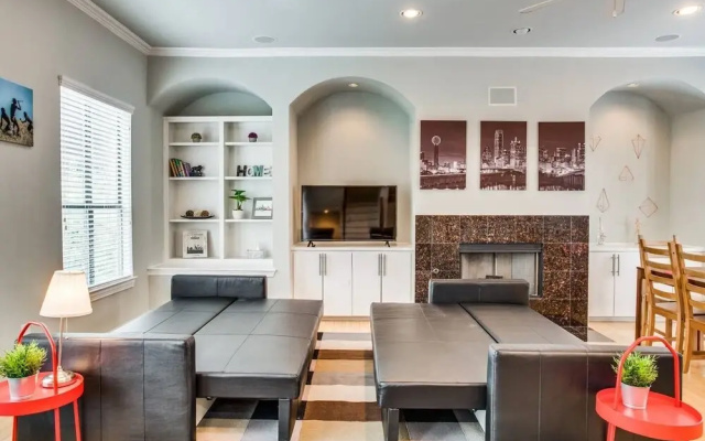 photo 3 of 2 Unit Grand Oak Lawn house Perfect for Groups