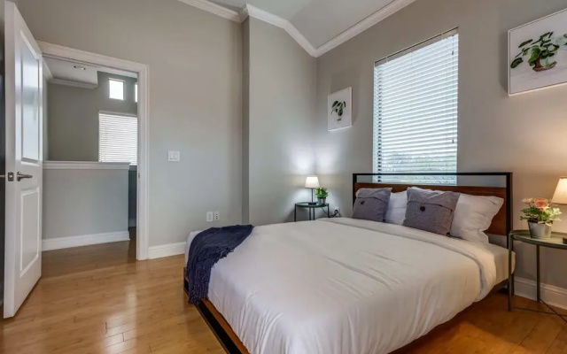 photo 4 of 2 Unit Grand Oak Lawn house Perfect for Groups