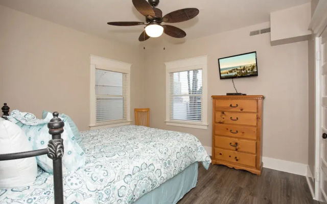 photo 5 of 2000 Court Ave 4 Bedrooms 2 Bathrooms Home