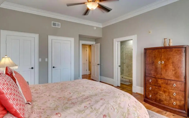 photo 2 of 201 York #3 · Homey Downtown 2 Bedroom Steps from the River