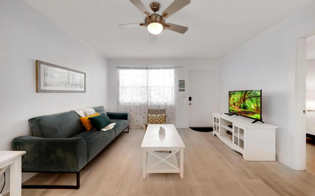 photo 2 of 21 apartment 1 block from the beach unit 1