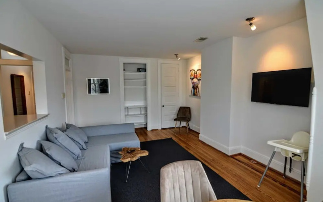 photo 3 of 2123 R ST NW #3 - 1 Br Apts