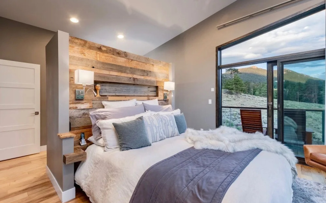 photo 3 of 2170 Estes Park - 4 Br Home