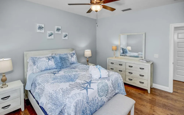 photo 3 of 5 Bed, 5 Bath Beach Home/only a 3 Minute Walk To The Beach! Sleeps 12