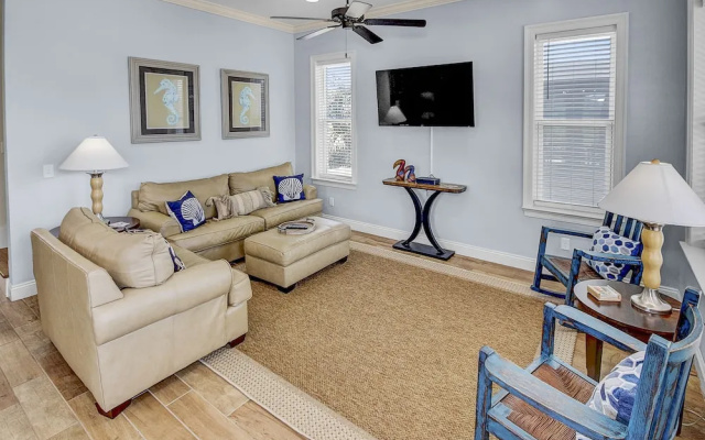photo 4 of 5 Bed, 5 Bath Beach Home/only a 3 Minute Walk To The Beach! Sleeps 12