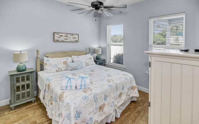 photo 5 of 5 Bed, 5 Bath Beach Home/only a 3 Minute Walk To The Beach! Sleeps 12