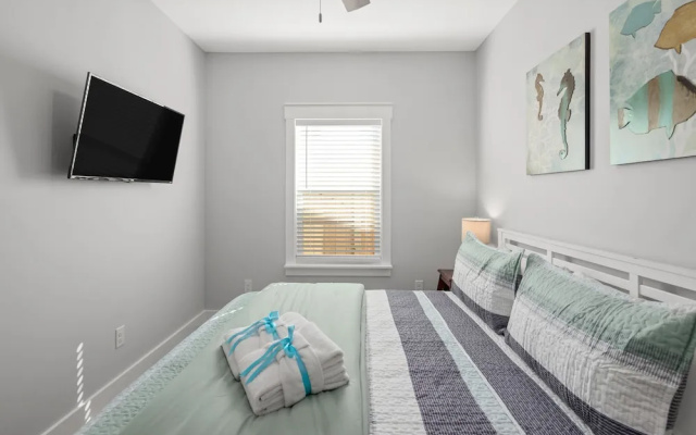 photo 5 of Laguna Haven! 3BR 2BA Sleeps 7! Your Perfect Escape!
