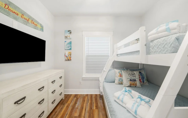 photo 4 of Laguna Peach: 3BA 2BA Retreat for 10! Explore Nearby Beaches & Activities
