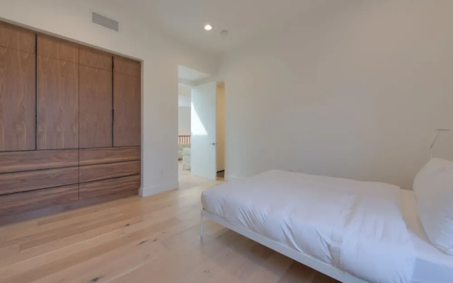 photo 3 of 225 Bernard Avenue Home 4 Bedrooms 4.5 Bathrooms Home