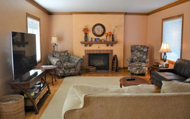 photo 3 of 2338 S Edgewood St.