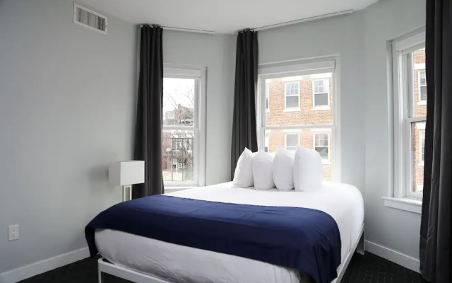 photo 3 of Maverick Suites at 245 Newbury St