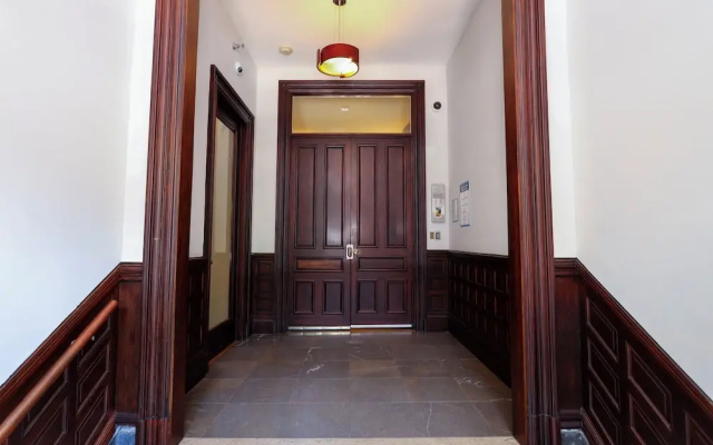 photo 5 of Maverick Suites at 245 Newbury St