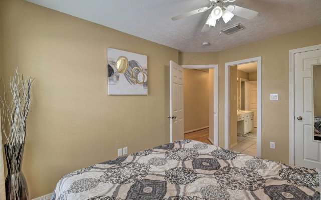 photo 2 of 2,500 Sq Ft Townhome - Walk to Central River Oaks!