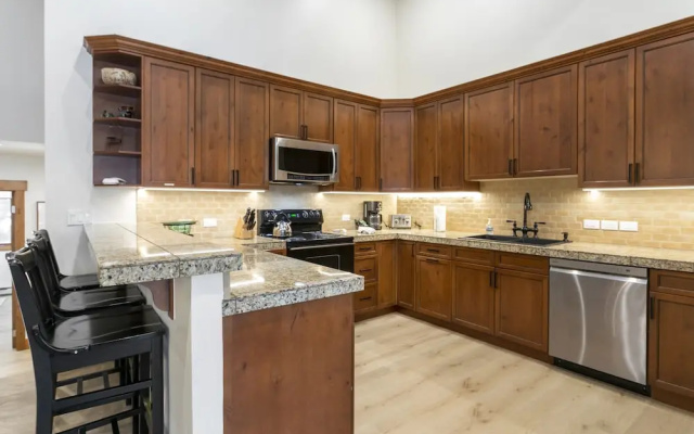 photo 5 of 26 Par6 Townhomes 2 Bedroom Townhouse by RedAwning