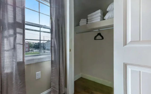 photo 5 of 2BD Spacious condo Steps from ST Charles