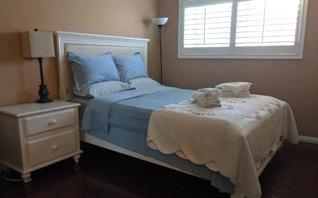 photo 4 of 2Bedroom with Den and 2BA 4 Blocks to Santa Monica Beach