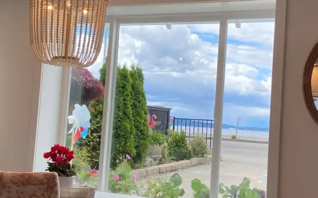 photo 2 of 2BR 2BA Alki Beach Waterfront Retreat Extended Stay