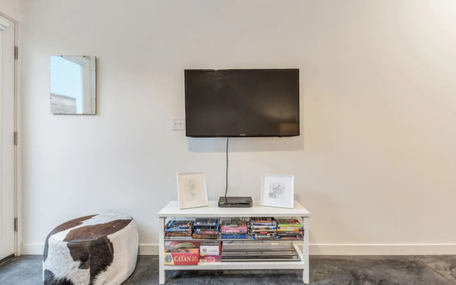 photo 4 of 2BR 2BA The Ballard Modish Seattle Location With Rooftop View