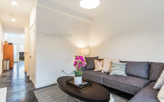 photo 5 of 2BR 2BA The Ballard Modish Seattle Location With Rooftop View
