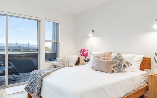 photo 3 of 2BR 2BA The Ballard Modish Seattle w Rooftop View