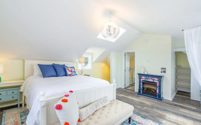 photo 4 of 2BR 2BA The Waterfront Gray on Alki Beach EXT STAY, Seattle