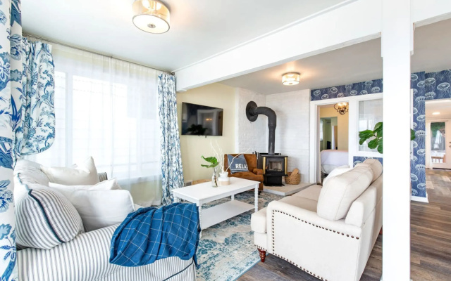 photo 5 of 2BR 2BA The Waterfront Gray on Alki Beach EXT STAY, Seattle