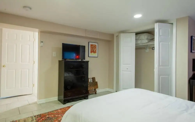 photo 2 of 2 br City Retreat Peace Privacy Parking